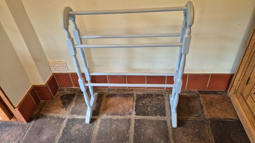 Pine painted towel stand - ,, 30"